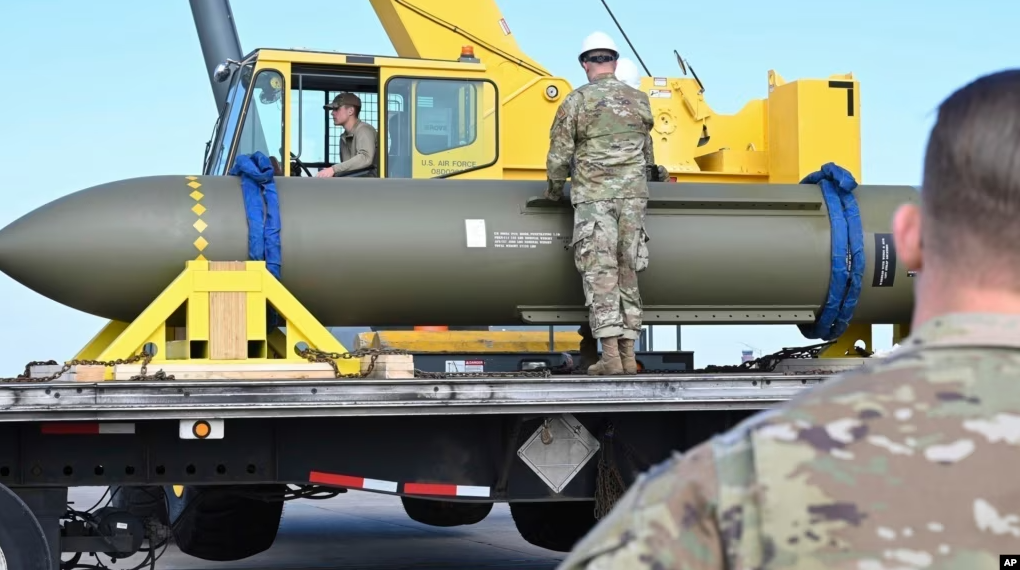 Avionët amerikanë lëvizin një GBU-57 - bomba më e madhe "shkatërruese bunkerësh" e ushtrisë amerikane. (Fotografi nga arkivi)