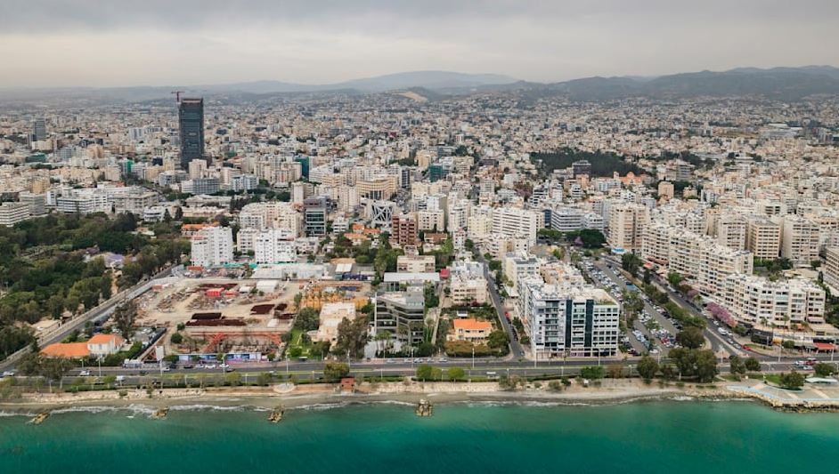 Frikë nga sulmet Iran – Izrael: Qiproja hap mijëra bunkerë