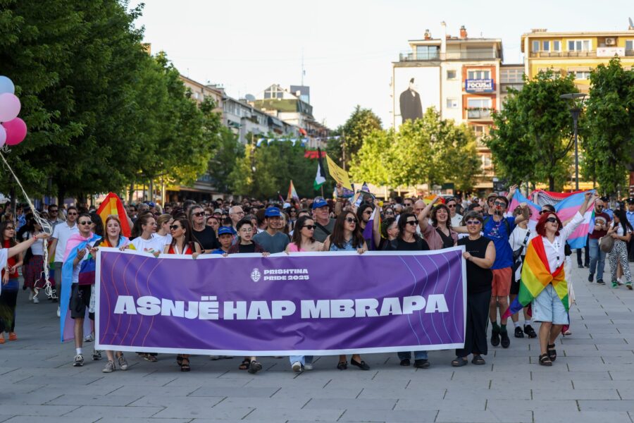 “Asnjë hap mbrapa”, Parada e Krenarisë që u mbajt sot në mbrëmje…