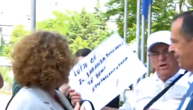 Qytetari i drejtohet ashpër Rozeta Hajdarit: Zoti ju marroftë