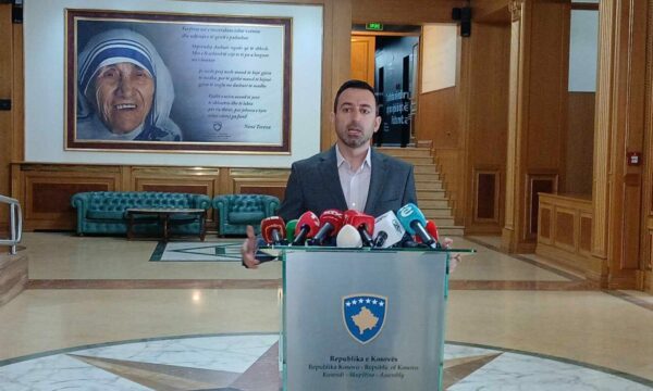 Basha: Opozita të maten me Kurtin për votat e Qeverisë jo për Kuvendin
