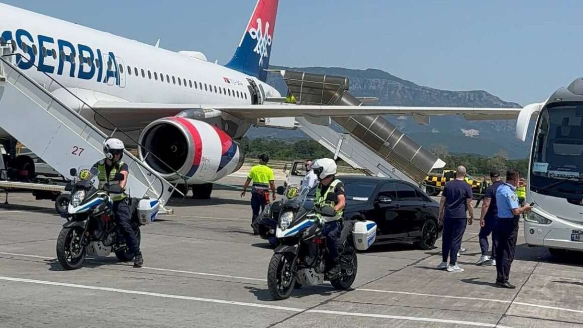 Pamje: Policia Shqiptare po kujdeset për sigurinë e futbollistëve serbë në Tiranë (FOTO)