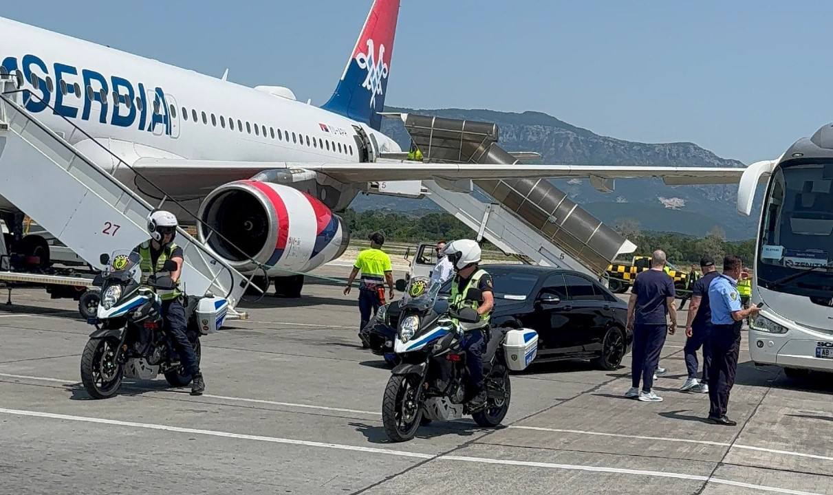 Pamje: Policia Shqiptare po kujdeset për sigurinë e futbollistëve serbë në Tiranë (FOTO)