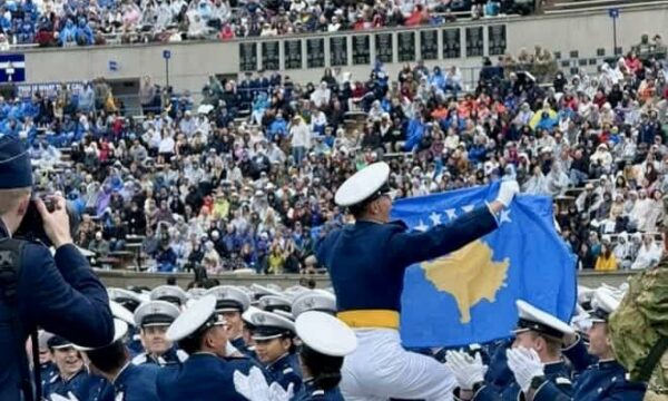Osmani shkruan për tre kosovarët që diplomuan në akademinë ushtarake amerikane: Mirënjohje SHBA-së për shkollimin e kuadrove tona