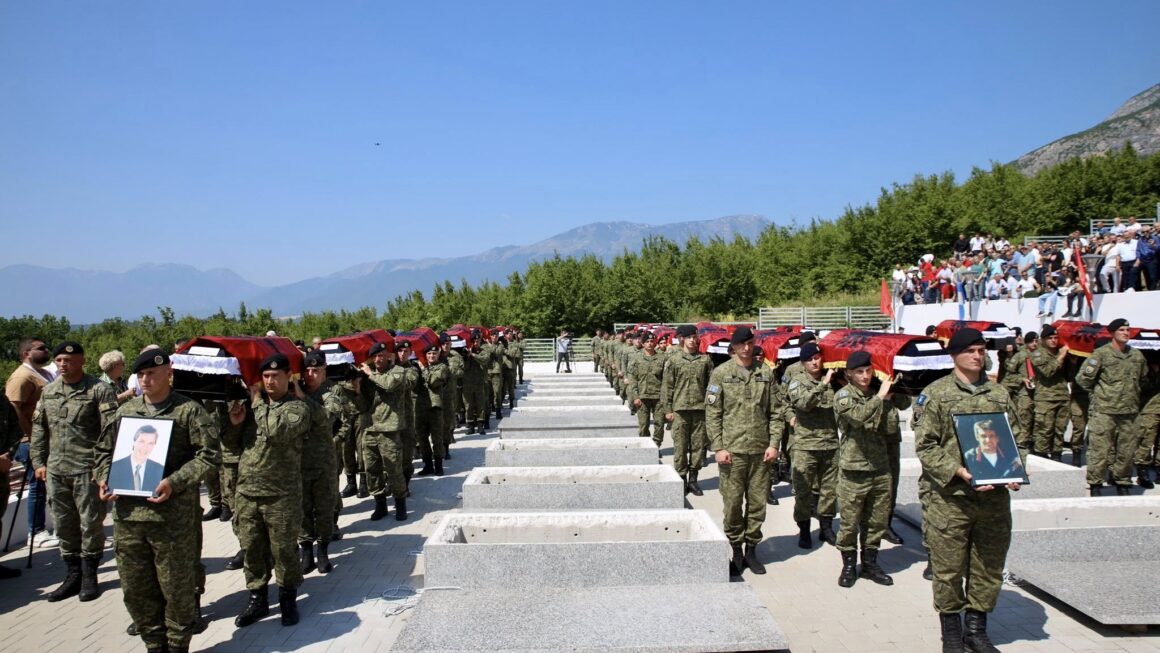 Rivarrosen dëshmorët e Istogut në Kompleksin Memorial në Vrellë