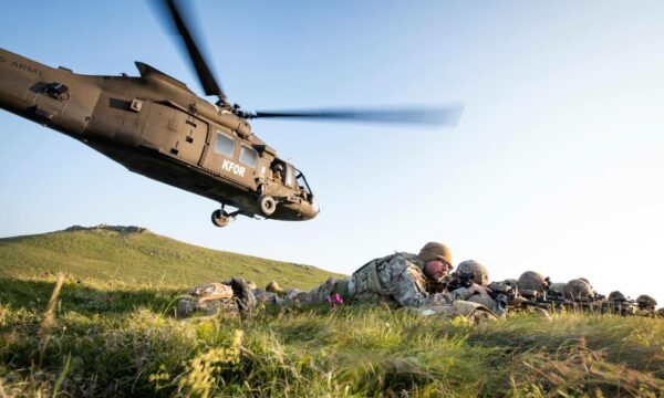 Ushtarë të aviacionit amerikan të KFOR-it realizojnë një stërvitje me helikopter përgjatë kufirit me…