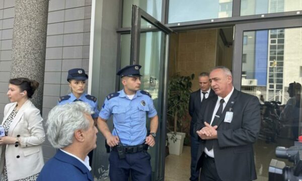 Deputeti i VV-së ironizon me Kocin pas aksionit simbolik- Kështu i përgjigjet avokati!