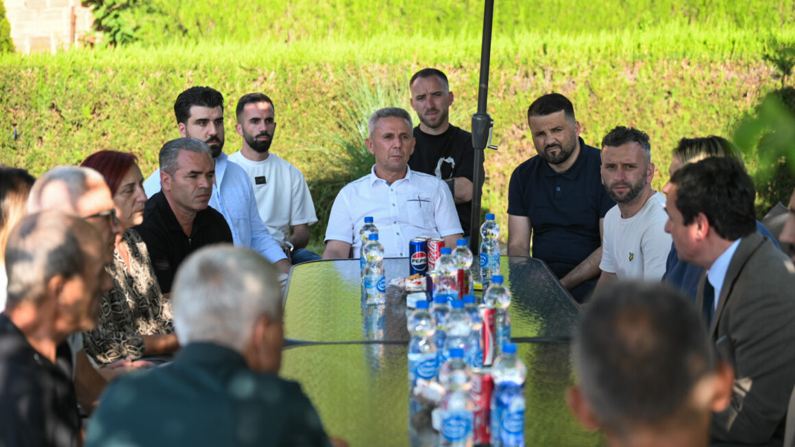 Kryeministri Kurti vizitoi familjen e Arbnor Spahiut