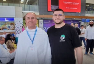 Vdiq e u varros në Qabe, familja e tij në haxhin e radhës shkojnë te varri i babait