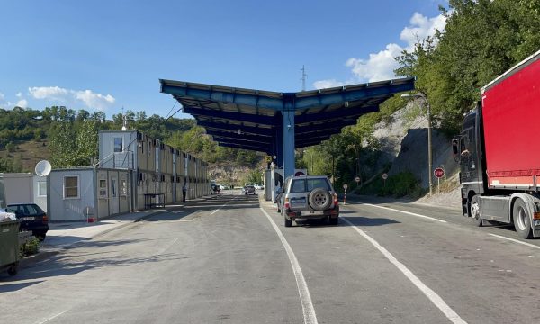 Kolona në dalje të Merdarës, pritjet mbi 2 orë