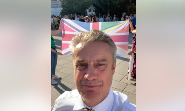 Ambasadori britanik marshon në Paradën e Krenarisë në Prishtinë: Unë qëndroj përkrah komunitetit LGBT+