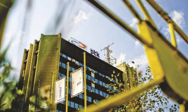 Rrihen dy punonjës të Telekomit, ndërhyn policia