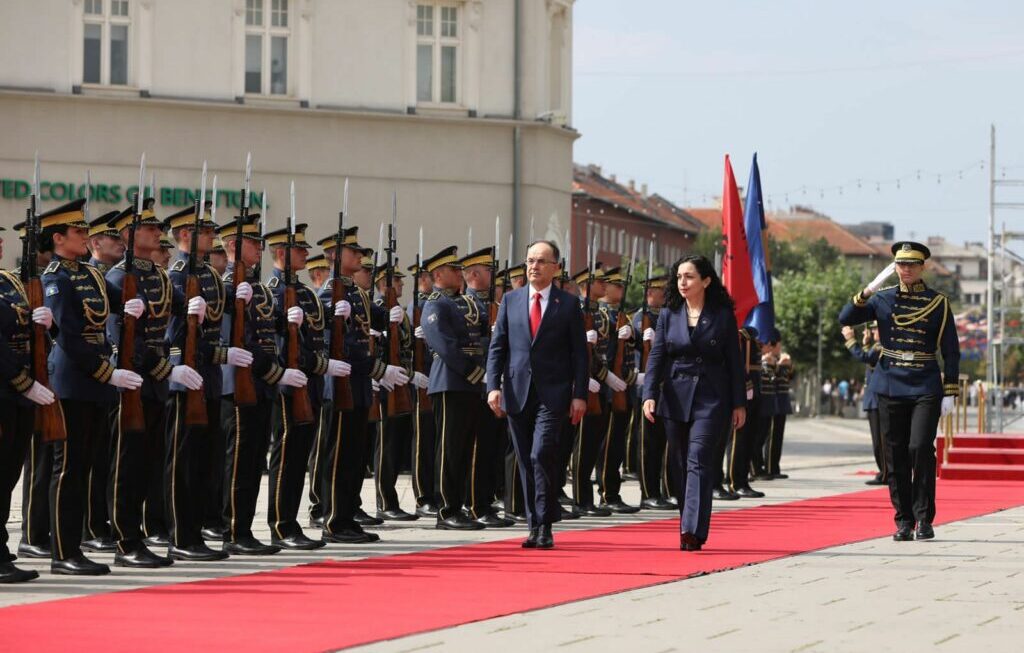 Presidenti i Shqipërisë viziton Kosovën – Policia paralajmëron ndërprerje të përkohshme të trafikut