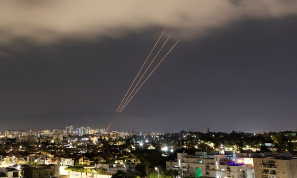Sirenat bien në Tel-Aviv dhe Jerusalem, televizioni iranian raportoi për një tjetër sulm