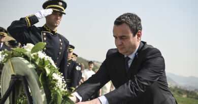 Kurti bëri homazhe pranë varrit të heroit të Kosovës, Afrim Bunjaku dhe vizitoi familjen e tij