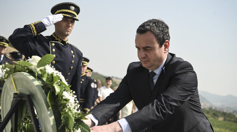 Kurti bëri homazhe pranë varrit të heroit të Kosovës, Afrim Bunjaku dhe vizitoi familjen e tij