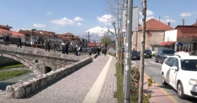 Prizreni mirëpret diasporën pak më ndryshe, oborret e pesë shkollave i lëshon për parkingje