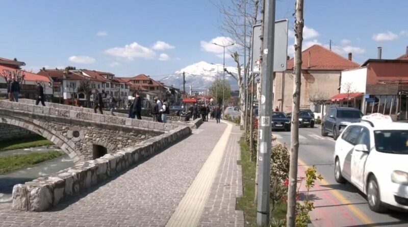 Prizreni mirëpret diasporën pak më ndryshe, oborret e pesë shkollave i lëshon për parkingje