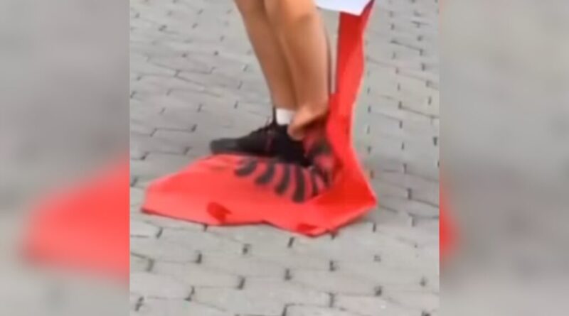 Policia konfirmon rastin e përdhosjes së flamurit kombëtar në Suharekë nga dy të mitur