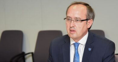 Hoti: Dy krerët e shtetit kanë hyrë në historinë politike të Kosovës si mashtrues të elektoratit dhe dëmtues të shtetit!