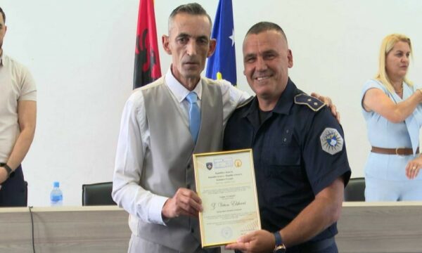 Veton Elshani shpallet “Qytetar Nderi” nga Komuna e Zveçanit