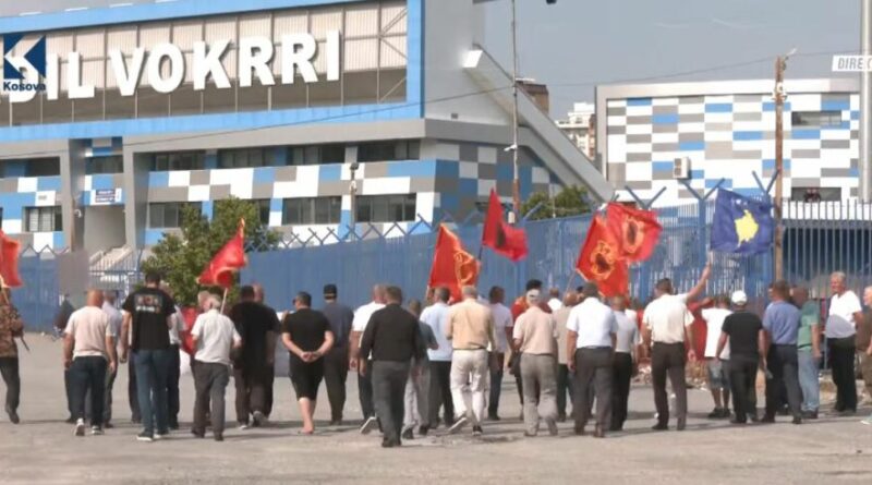 Mbërrijnë autobusë me protestues nga Gjilani, Peja, Prizreni, Istogu e Suhareka
