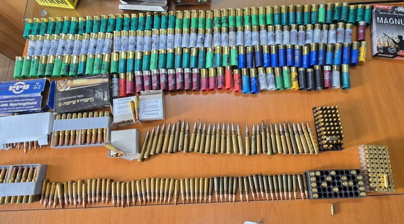 Arrestohet 70-vjeçari në Ferizaj, policia i gjeti 11 armë, nisin hetimet për disa vepra penale