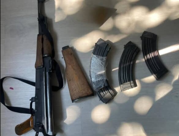 Arrestohet një person në Prishtinë, iu gjet një AK-47, karikatorë e municion