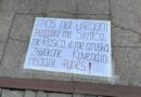 “Mos na tregoni përralla me Simiqa, me Rashiqa e me arusha” – pankarta para Kuvendit