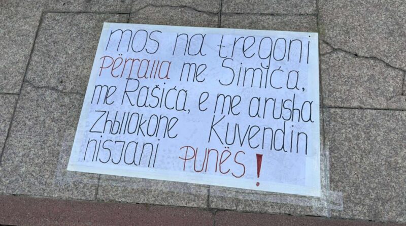 “Mos na tregoni përralla me Simiqa, me Rashiqa e me arusha” – pankarta para Kuvendit