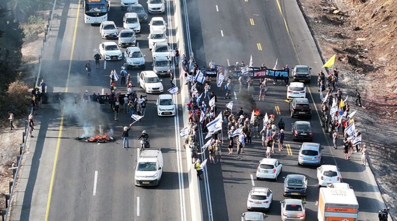 Izraelitët organizojnë protesta mbarëkombëtare duke kërkuar përfundimin e luftës në Gaza dhe lirimin e pengjeve