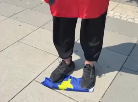Një person shihet duke përdhosur flamurin e Kosovës, kinse në emër të bashkimit kombëtar