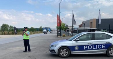 Policia e Ferizajt gjobitë dy shoferë për kundërvajtje të rënda në komunikacion, njëri me targa të huaja