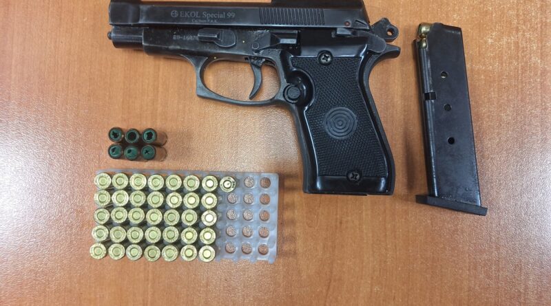 30-vjeçarit në Prishtinë i sekuestrohet arma në mes të natës, shoqërohet në polici