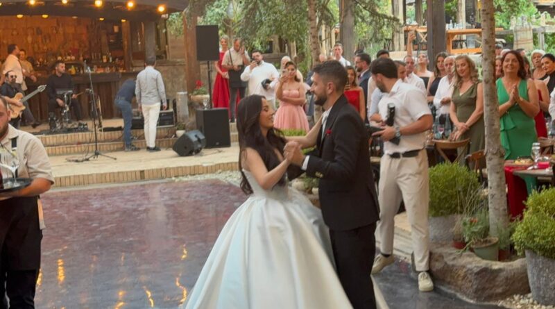 “Dasma më e mirë ndonjëherë”, Deputetja Sala Gashi është martuar me Egzonin, djalin e gazetarit të ndjerë Sylejman Gashit