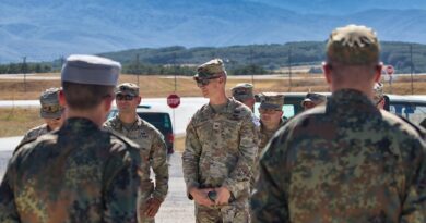 Ushtarët gjermanë të KFOR’it organizojnë ekspozitë armësh në Bondsteel për kolegët amerikanë