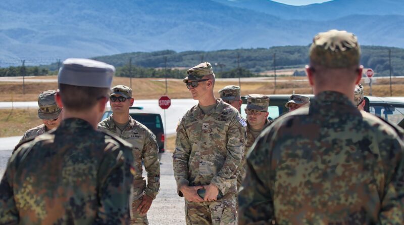 Ushtarët gjermanë të KFOR’it organizojnë ekspozitë armësh në Bondsteel për kolegët amerikanë