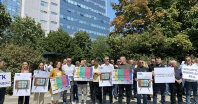 “RTK është e popullit, jo e politikës’’ – Nis protesta para Qeverisë e organizuara nga Sindikata e Punëtorëve të RTK-së