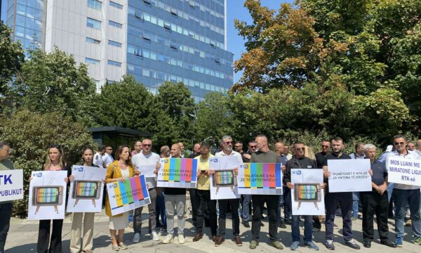 “RTK është e popullit, jo e politikës’’ – Nis protesta para Qeverisë e organizuara nga Sindikata e Punëtorëve të RTK-së