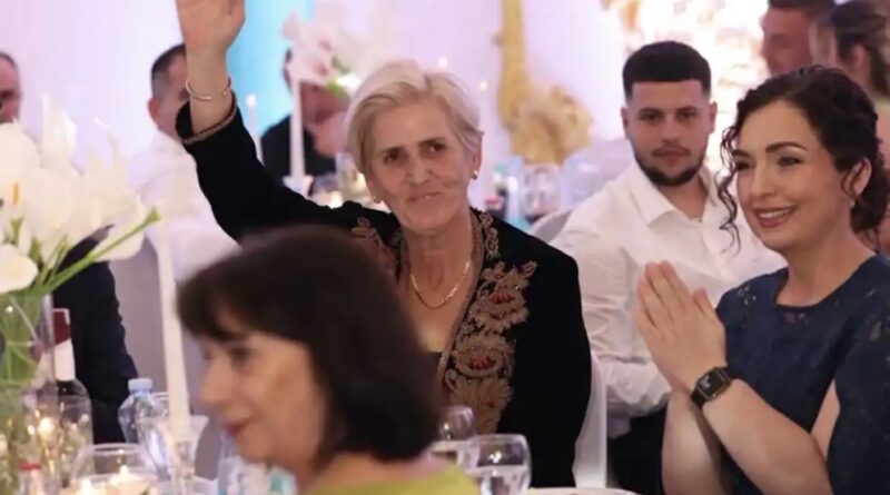 Fahrije Hoti martoi djalin, në dasëm ishte edhe presidentja Vjosa Osmani