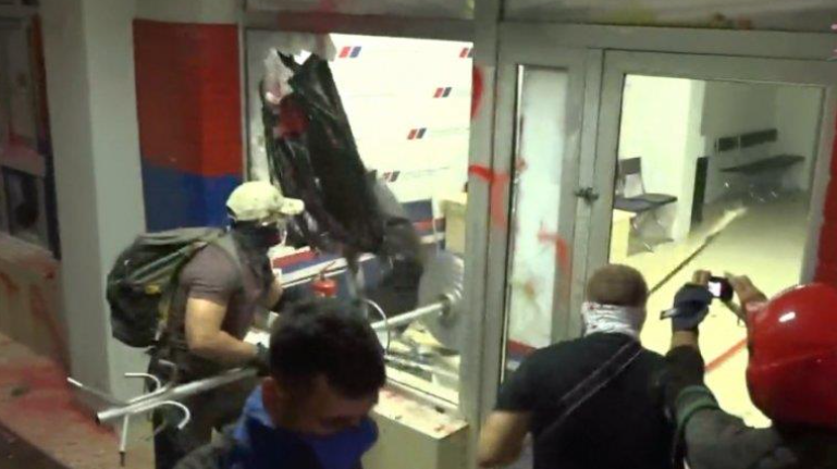 Shpërthejnë protestat edhe sonte në Novi Sad, thyhen zyret e partisë së Vuçiqit