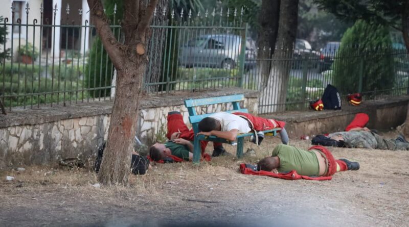 Zjarrfikësit heronj të rraskapitur, shtrihen në tokë pas natës së tmerrshme në Delvinë