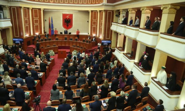 Votohet kryetari i ri i Parlamentit në Shqipëri, opozita bojkoton. Betohen 135 deputetë, dy lënë mandatet