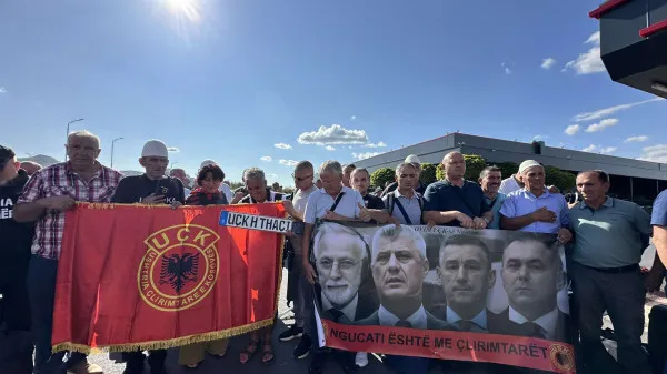 Mbi 500 veteranë e qytetarë nga Kosova nisen drejt Holandës, do t’i bashkohen protestës në Hagë