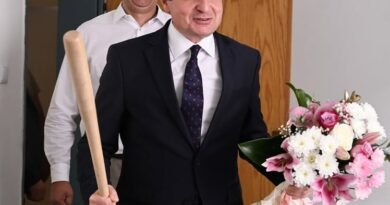 Kurti i shkon për vizitë aktorit Osman Azemit