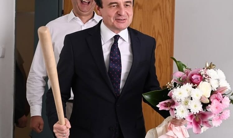 Kurti i shkon për vizitë aktorit Osman Azemit