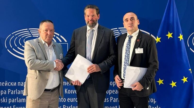 Përfaqësuesit e veteranëve priten në Parlamentin Evropian nga Mandl, ia paraqesin shqetësimet për Specialen