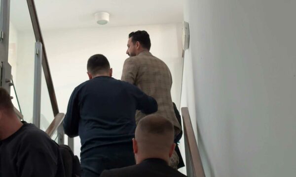 U arrestua nën dyshimet për kurdisje të tenderëve në vlerë 8.8 milionë euro, lihet i lirë zyrtari i AME-së