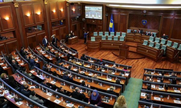 Reuters: Zgjedhjet po afrohen, partitë refuzuan të qeverisin me Kurtin për shkak të raporteve të tij me Perëndimin