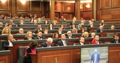 Raportohet se VV ka filluar të mbledhë nënshkrime për seancë të re, Kurti dje zgjedhjet i pa si punë të kryer